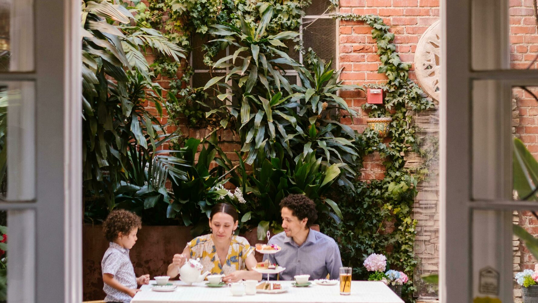 familyeatingatarestaurant